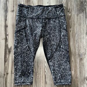 Lululemon Outrun 17" Crop
Splatter White Black / Black